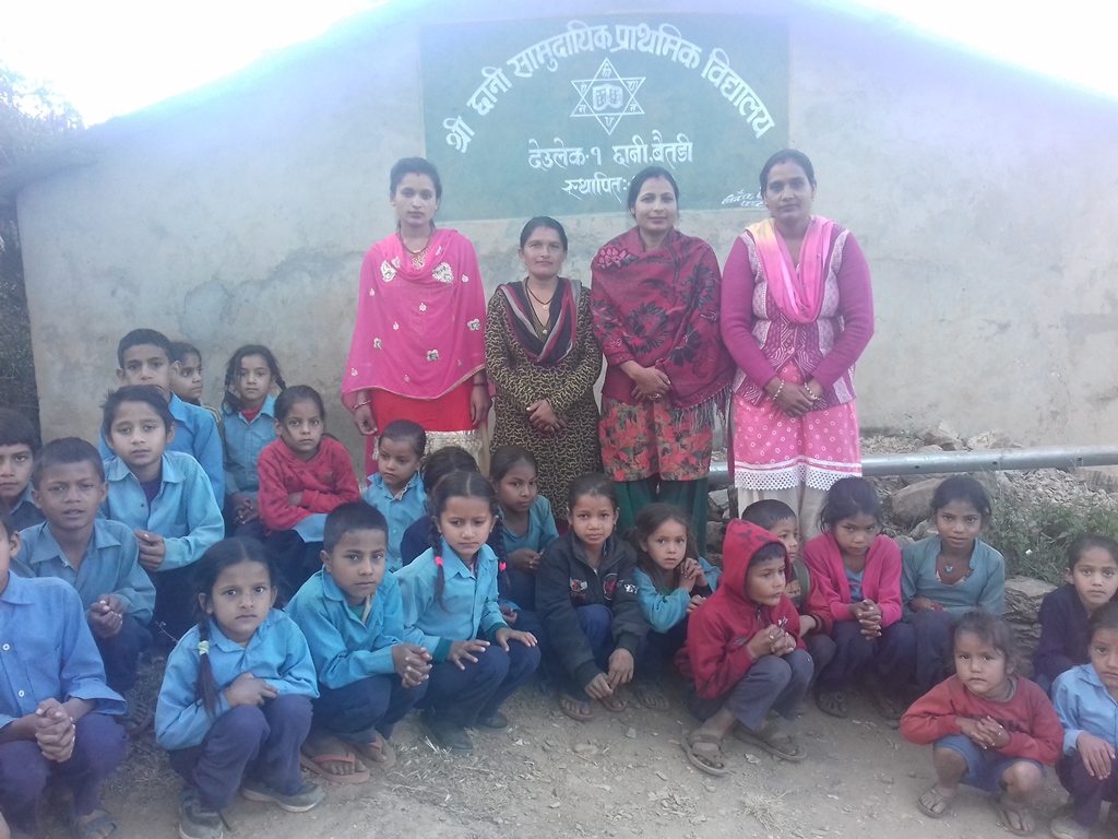 बैतडीमा विद्यालय हाँक्दै शिक्षिका
